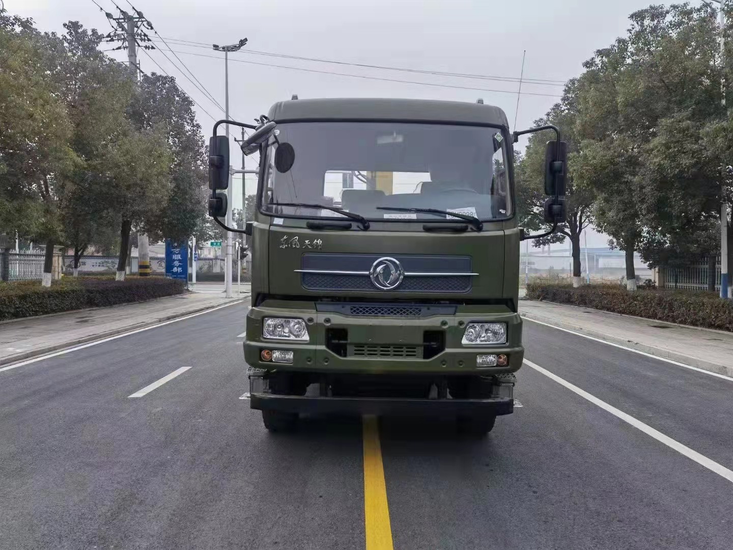 东风平头六驱随车吊  徐工6.3吨四节直臂吊机